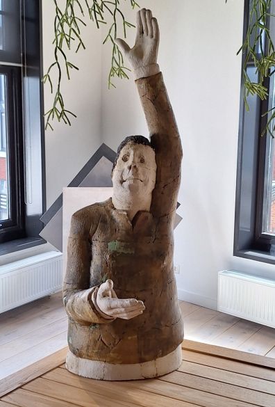Sjer Jacobs keramiek borstbeeld "zwaaiend" bij Slijkhuis Interieur Design
